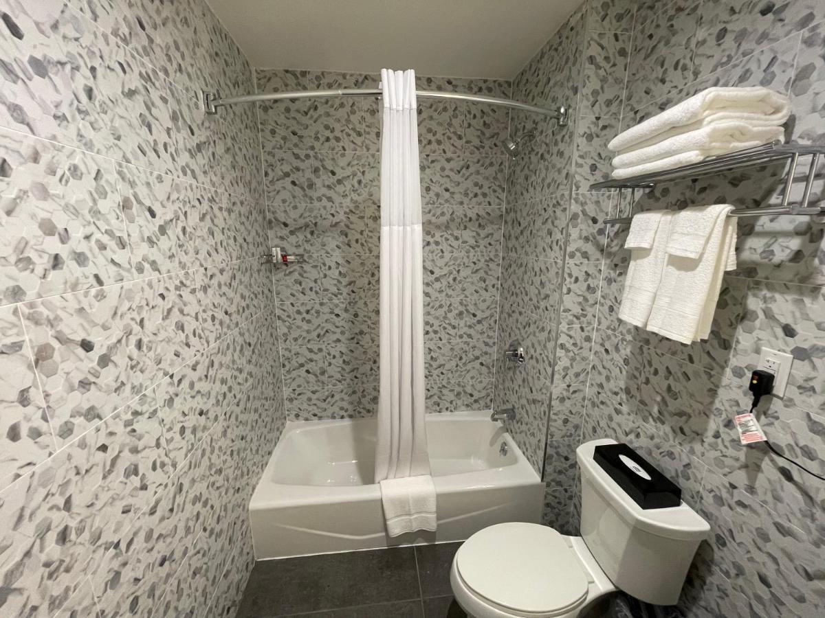 Super 8 By Wyndham Bronx Near Botanical Garden Hotel New York Exterior photo